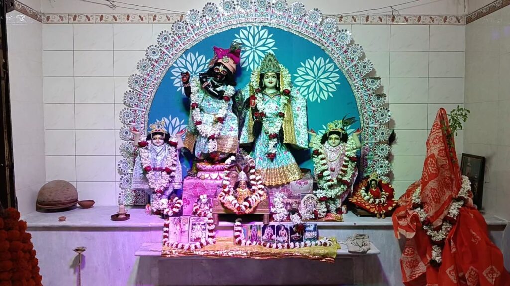 দোলে এক টুকরো বৃন্দাবনের দৃশ্য ফুটে উঠতে চলেছে গুসকরা পূর্বাশা পল্লীতে 