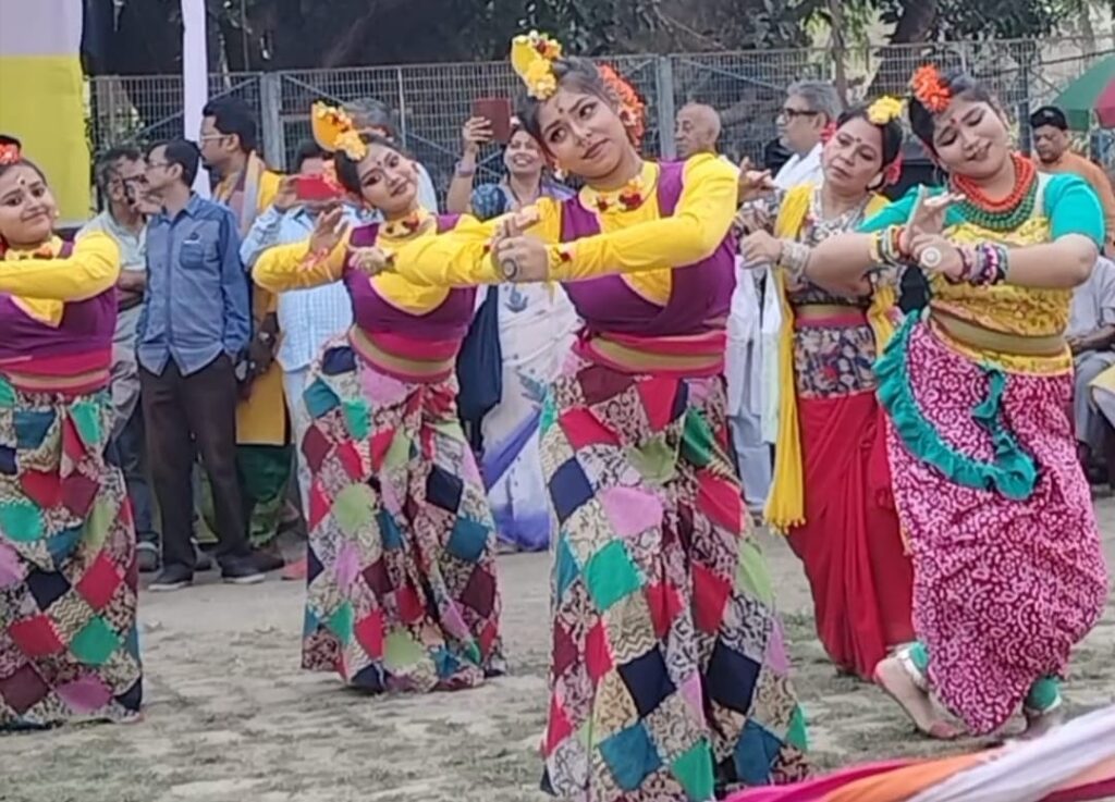 দোল উৎসবে মেতে উঠল যাদবপুরের কালচারাল ট্রুপ-এর শিক্ষার্থীরা