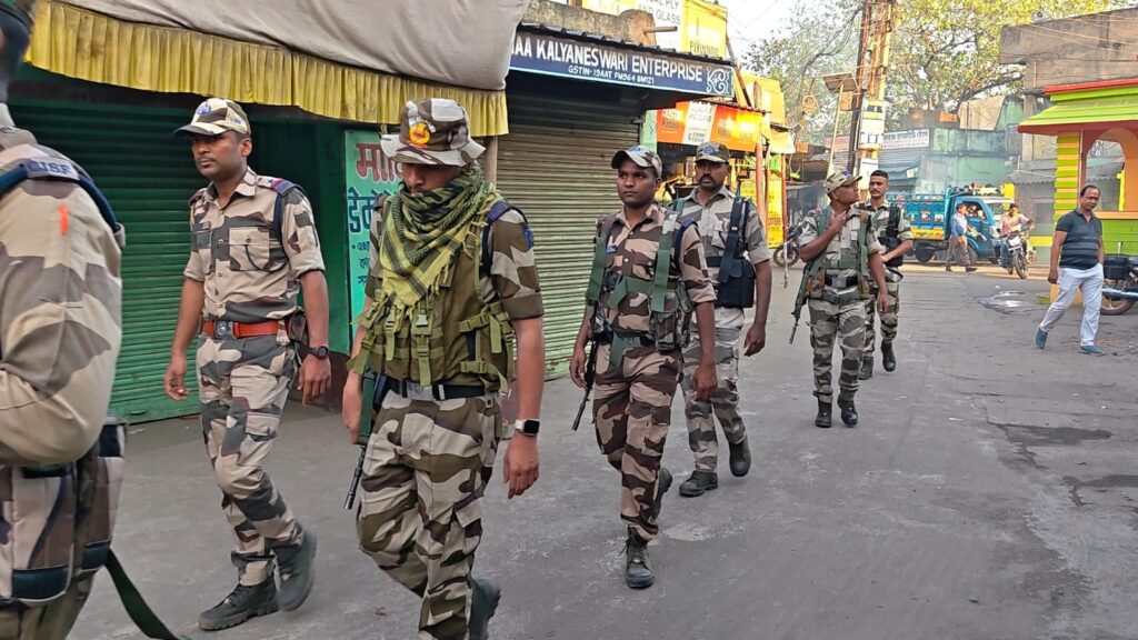 ভোটের আগেই কড়া বার্তা! কল্যানেশ্বরী ফাঁড়ির অন্তর্গত বিভিন্ন এলাকায় কেন্দ্রীয় বাহিনীর রুট মার্চ