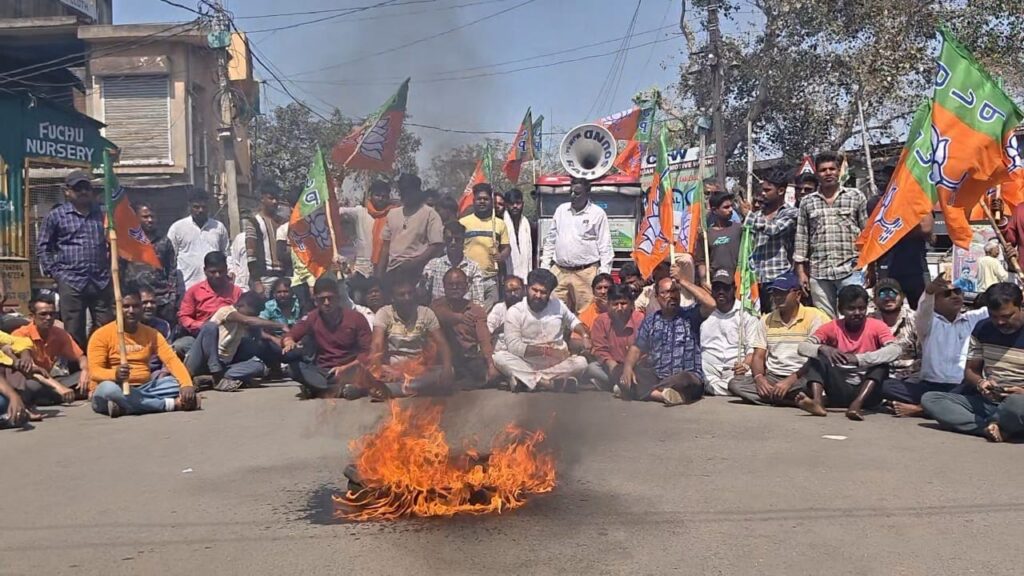 সংঘর্ষে আহত বিজেপি কর্মী, প্রতিবাদে পথ অবরোধে 