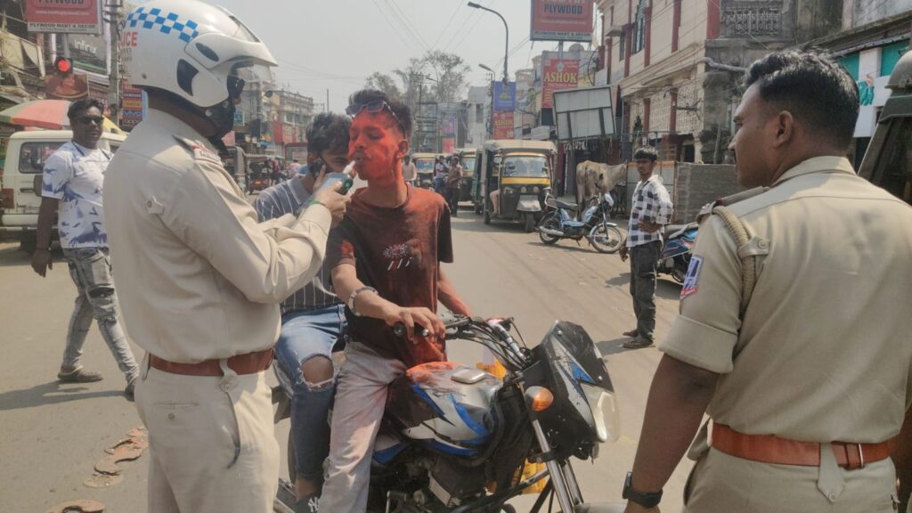 নিয়ামতপুরে হোলির দিনে ট্রাফিক পুলিশের অভিযান, মদ্যপ্প্ অবস্থায় বাইক চালকদের মেশিন দিয়ে পরীক্ষা