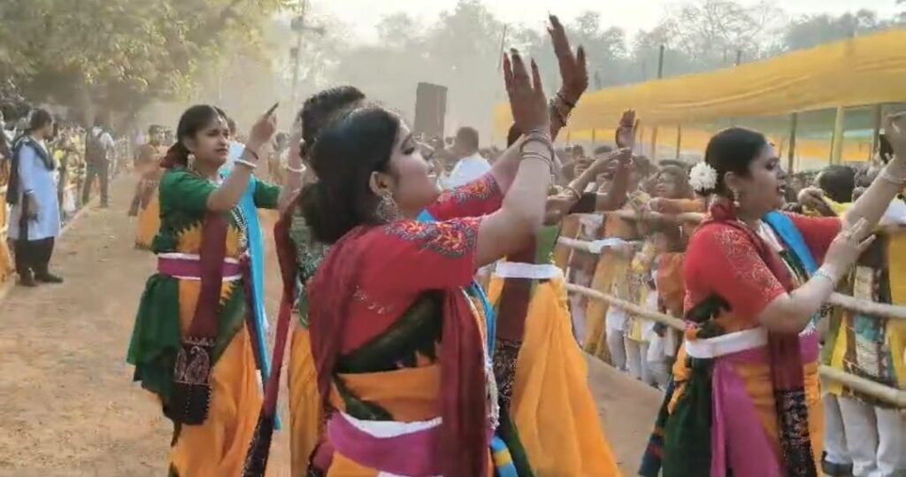 শান্তিনিকেতনে অনুষ্ঠিত হলো ‘বসন্ত উৎসব’