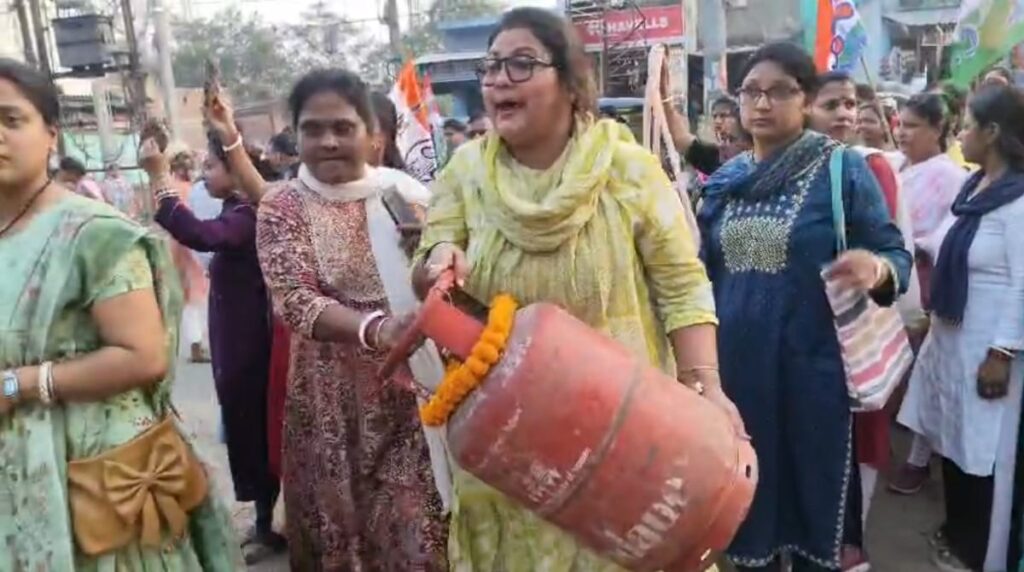 জ্বালানি গ্যাসের মূল্য বৃদ্ধির প্রতিবাদে অভিনব কায়দায় কুলটির নিয়ামতপুরে বিক্ষোভ মিছিল মহিলা তৃণমূলের