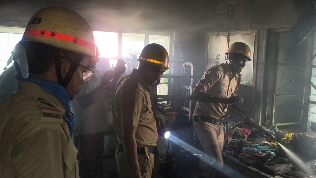 রূপনারায়নপুর এলাকায় একটি বহুতল আবাসনে আগুন