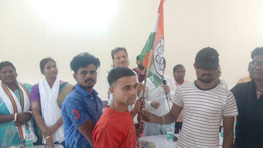 সালানপুরে বিধানসভা নির্বাচনের আগে ভাঙ্গন বিজেপিতে, ১৪৩ নাম্বারের বুথ সভাপতি সহ প্রায় ৪০জন মিলে যোগদান করলো তৃণমূল কংগ্রেসে