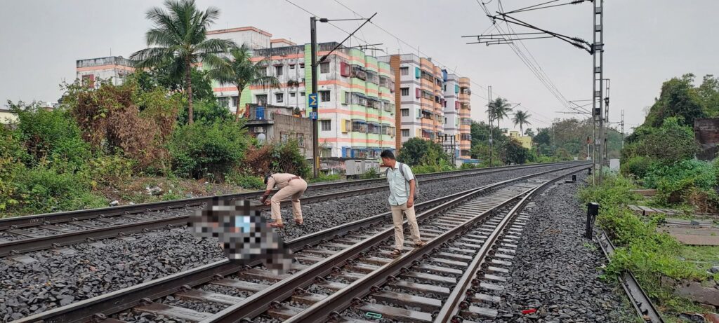 ট্রেন লাইন পার করতে গিয়ে রেলে কাটা পড়ে মৃত্যু এক ব্যক্তির