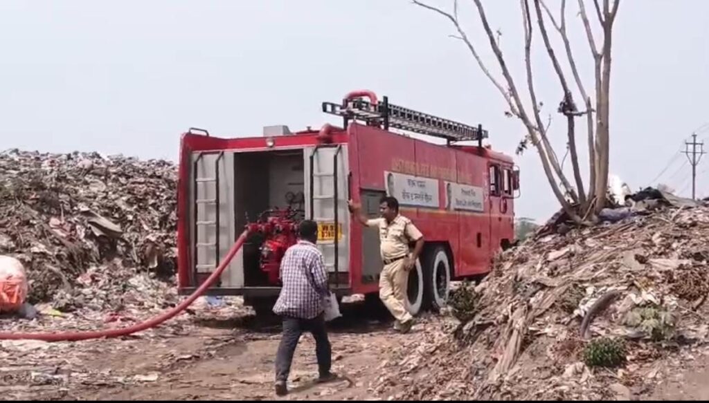 আসানসোলের জাতীয় সড়কের পাশে কালিপাহাড়ি আবর্জনা ফেলার জায়গায় ভয়াবহ আগুন
