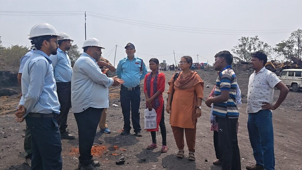 কাজের দাবিতে স্থানীয়দের বিক্ষোভ