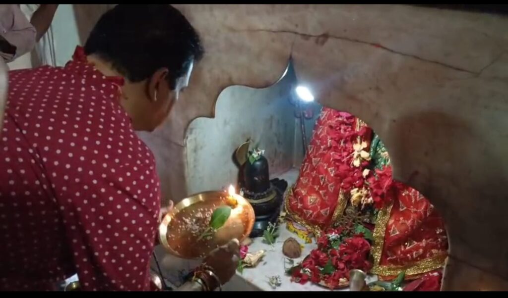 মা কল্যানেশ্বরী মন্দিরে পুজো দিয়ে দেওয়াল লিখন এর মাধ্যমে প্রচার শুরু করলেন কুলটির তৃণমূল প্রার্থী অভিজিত ঘটক