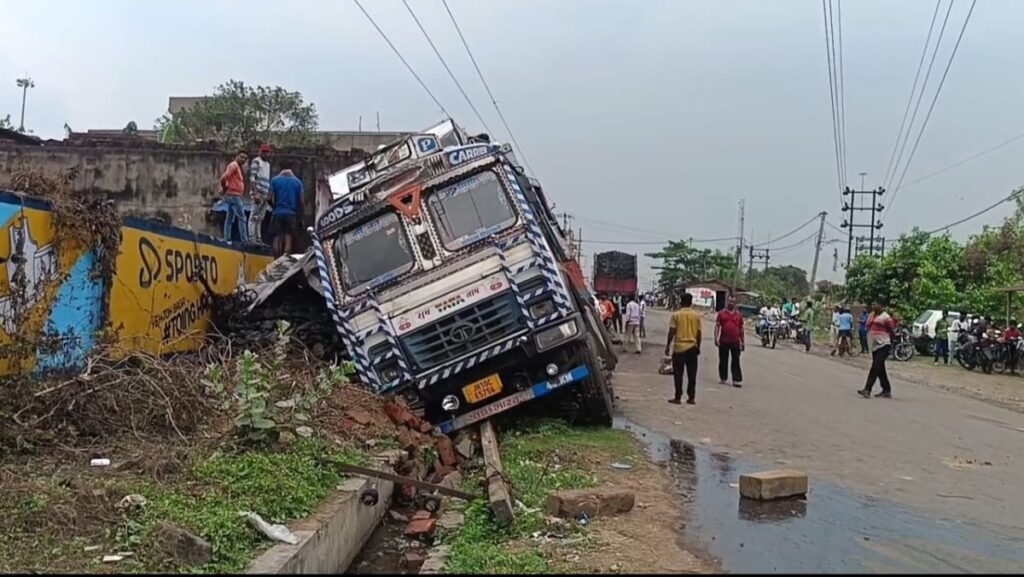 কয়লা বোঝাই ট্রাক উল্টে বিপত্তি, বড়&nbsp; দুর্ঘটনা থেকে রক্ষা