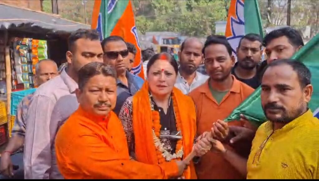 অগ্নিমিত্রা পালের নির্বাচনী প্রচার চলাকালীন সিপিএম ছেড়ে বহু কর্মী সমর্থক বিজেপিতে যোগদান