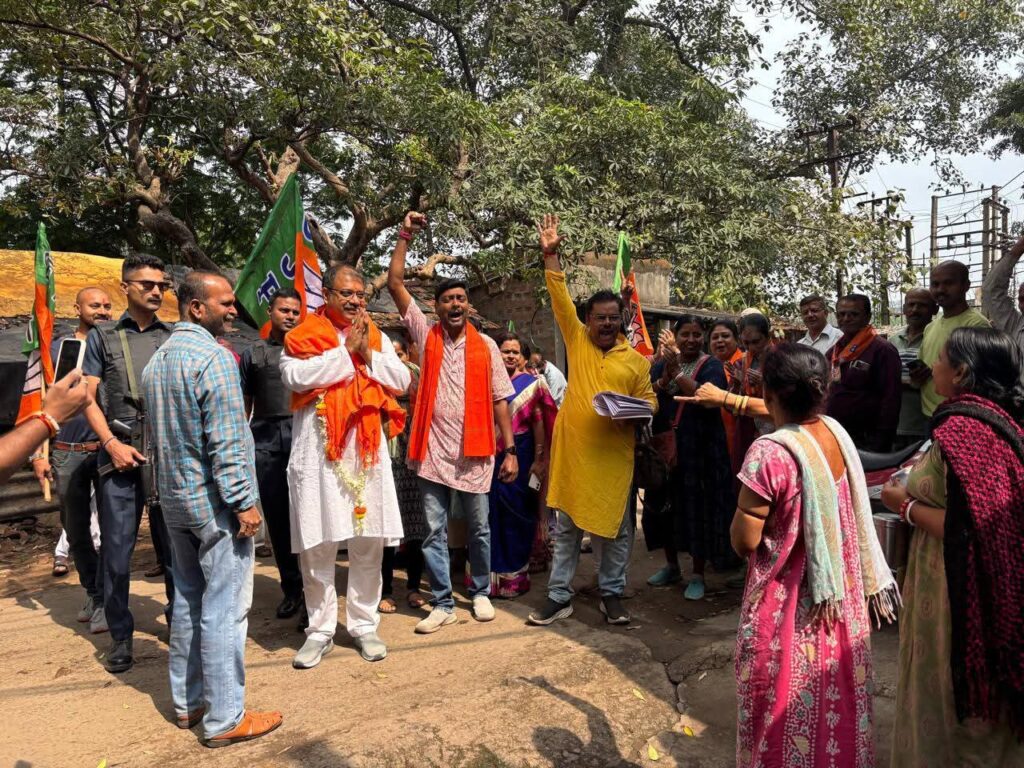 পরিবর্তনের স্বপ্ন নিয়ে বিজেপি প্রার্থী কৃষ্ণেন্দু মুখার্জি উত্তর আসানসোলে ঘরে ঘরে পৌঁছাচ্ছেন