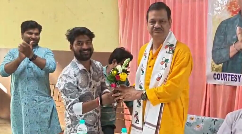 কুলটির চিনাকুরিতে তৃণমূলের কর্মীসভায় প্রায় 100 জন কর্মী তৃণমূলে যোগদান করলেন, অভিজিৎ ঘটকের হাত ধরে