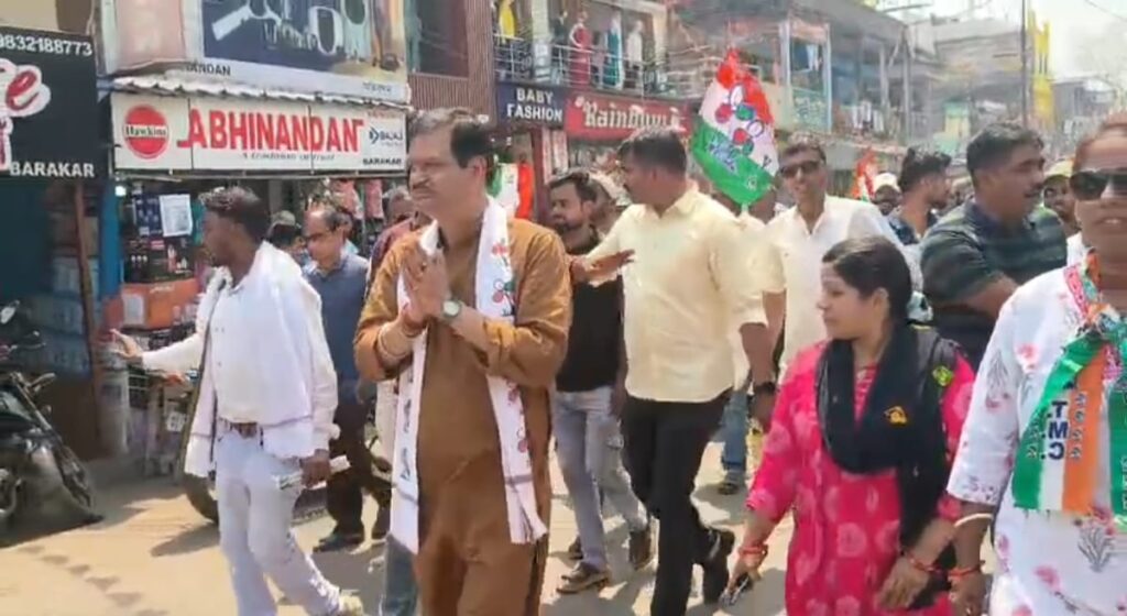 বরাকরের স্টেশন রোড থেকে বরাকর বাজার পর্যন্ত একটি বিশাল পদযাত্রায় উপস্থিত তৃণমূল কংগ্রেস প্রার্থী অভিজিৎ ঘটক