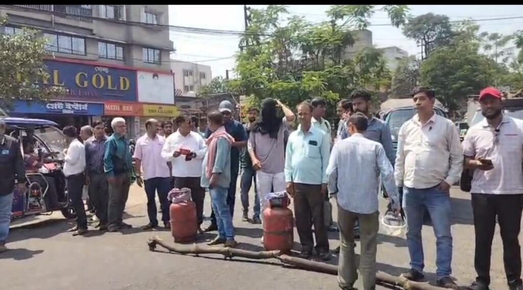 রান্নার গ্যাস না পেয়ে আসানসোলে জি টি রোড অবরোধ করলো, গ্যাস উপভোক্তারা
