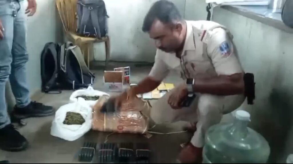 নির্বাচনের আগে কড়া নাকা তল্লাশি, যাত্রীবাহী বাস থেকে উদ্ধার ৬৬টি মোবাইল ফোন এবং ১১কেজি গাঁজা, উপস্থিত DC সেন্ট্রাল