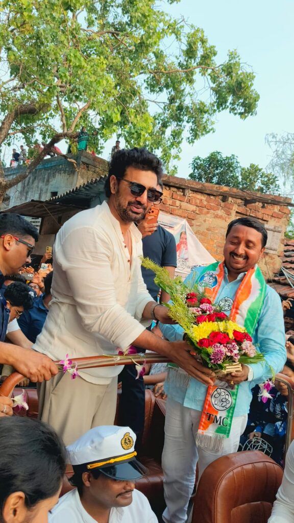 হাওড়ার বালীতে তৃণমৃল কংগ্রেস প্রার্থীর&nbsp;&nbsp; সমর্থনে রোডশোতে উপস্থিত অভিনেতা দেব