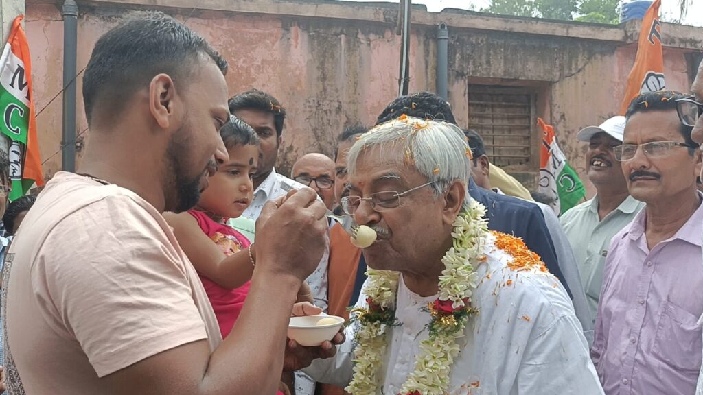 শিশুর হাতে মিষ্টিমুখ করে প্রচার শুরু করলেন তৃণমূল প্রার্থী 
