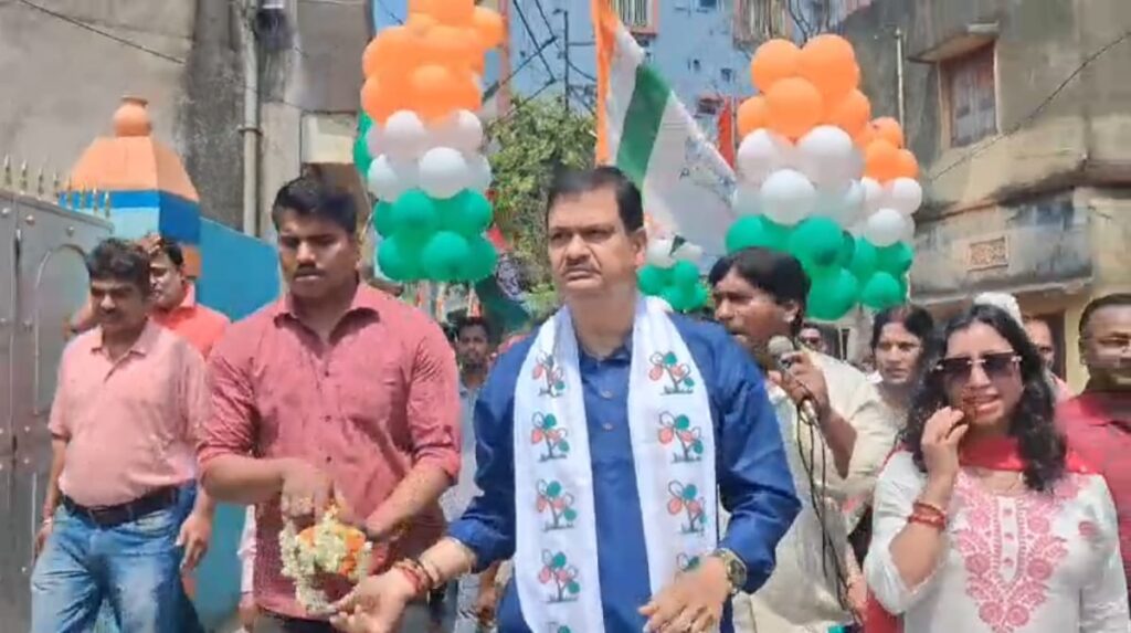 কুলটি বিধানসভা কেন্দ্রের ৬২ নম্বর ওয়ার্ডে তৃণমূল কংগ্রেস প্রার্থী অভিজিৎ ঘটকের সমর্থনে বিশাল জনসমাগম