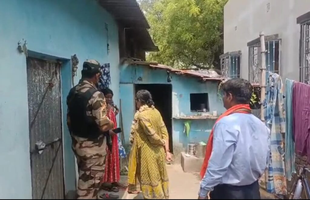 নির্বাচনী প্রচারে গিয়ে বন্ধ দরজার’ মুখে পড়ল আসানসোল দক্ষিণের প্রার্থী অগ্নিমিত্রা পাল