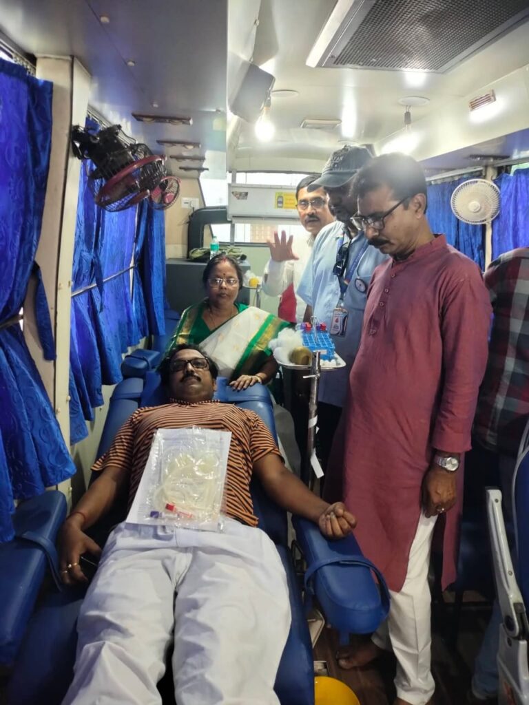 স্বেচ্ছায় রক্তদান করলেন সদ্য পিতৃহারা সন্তান 