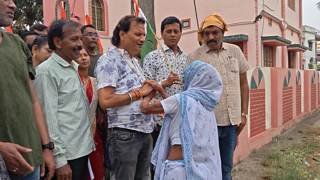 ভোটার তালিকায় ‘ডিলিটেড লেখা’&nbsp; বিধান উপাধ্যায়ের কাছে তুলে ধরলেন বৃদ্ধা