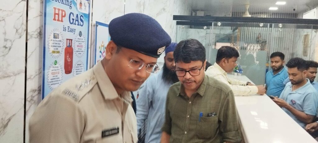 রান্নার গ্যাস সরবরাহকারীদের গুদামে পুলিশের হানা 