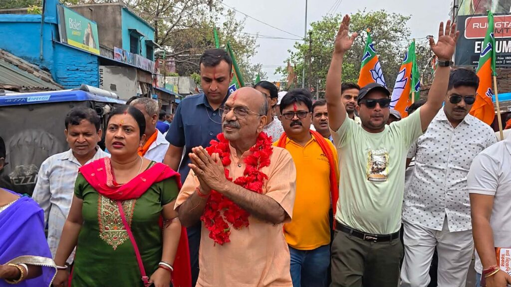পুজো দিয়ে প্রচার শুরু করলেন কুলটির বিজেপি প্রার্থী 