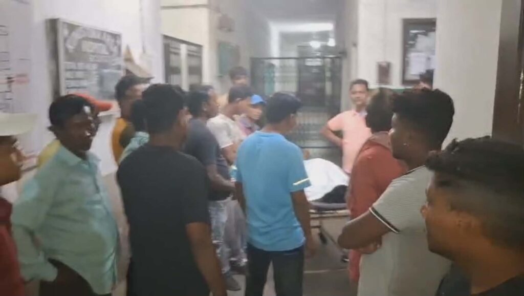 বিদ্যুৎস্পৃষ্ট হয়ে ঠিকা শ্রমিকের মৃত্যু, ক্ষতিপূরণের দাবিতে বিক্ষোভ