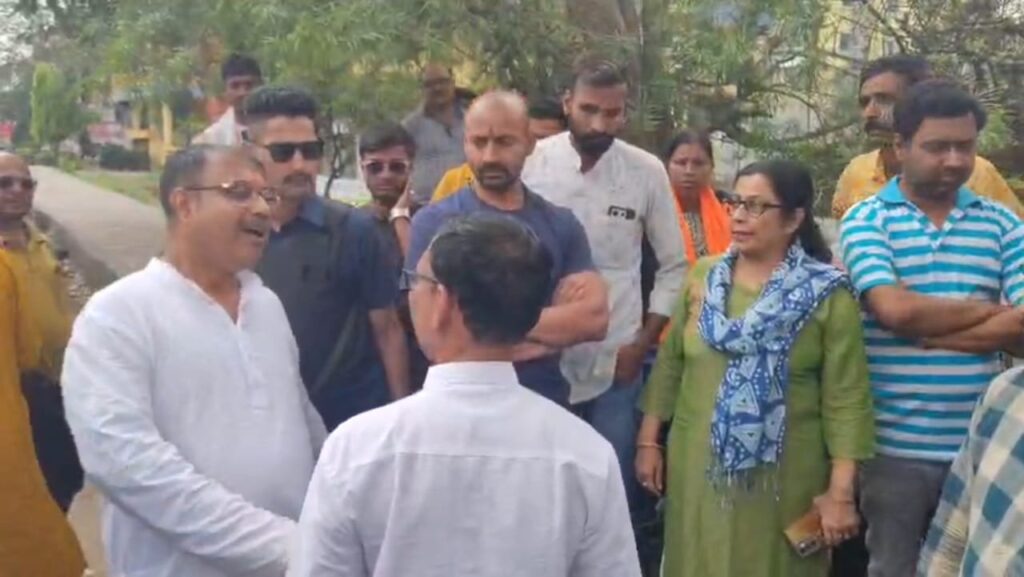 দেওয়াল লেখা নিয়ে দুই দলের মধ্যে উত্তেজনা 