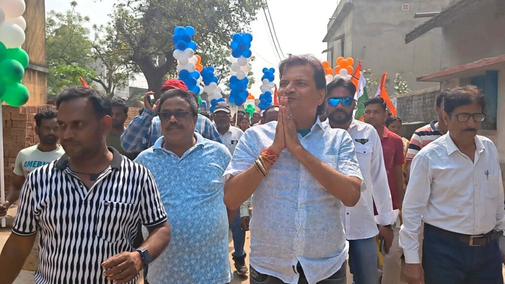 জনসংযোগে ব্যস্ত তৃণমূল প্রার্থী বিধান উপাধ্যায়