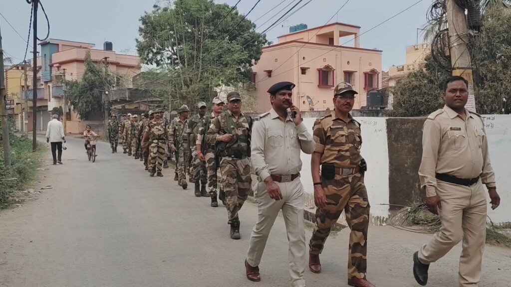 ভোটের দামামা আসানসোলে: নামল কেন্দ্রীয় বাহিনী, ইসমাইল গুরুনানক পল্লীতে রুট মার্চে জওয়ানরা