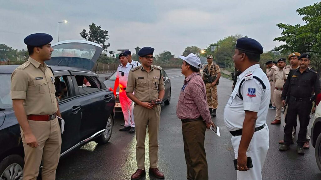 চলছে নাকা চেকিং, উপস্থিত পুলিশ কমিশনার