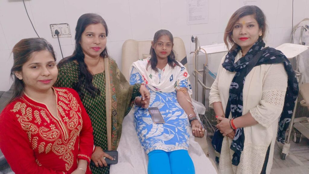 অসুস্থ যুবকের পাশে এলাকার সমাজসেবী 