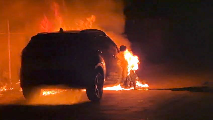 হঠাৎ চলন্ত গাড়িতে আগুন, প্রাণে বাঁচলেন চালক