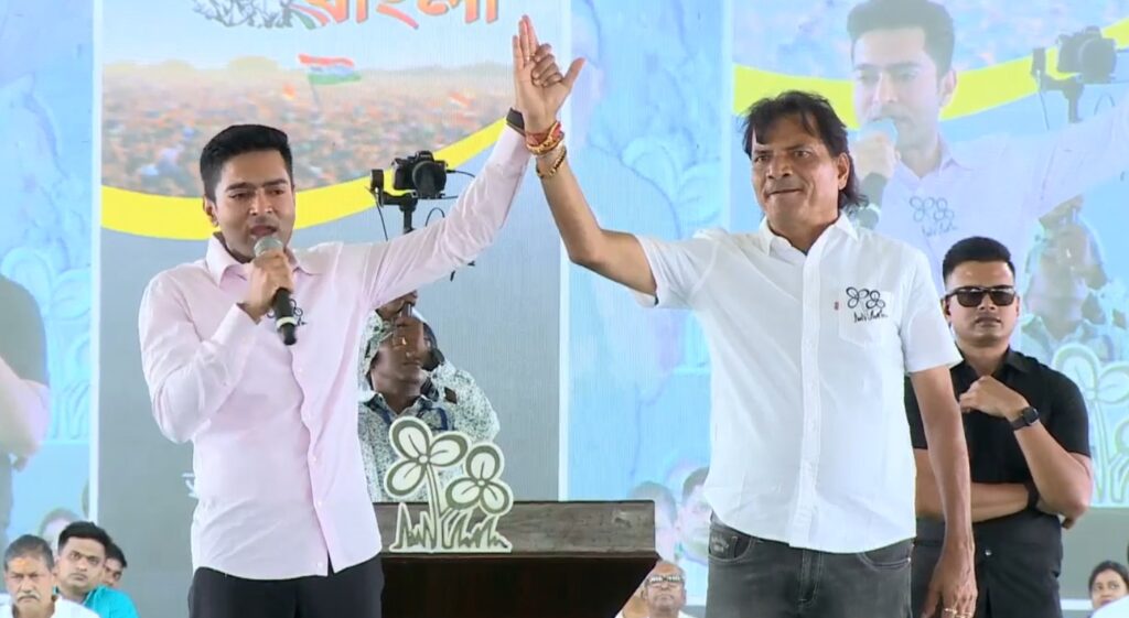 বারাবনি বিধানসভার পানুরিয়া হাসপাতাল ময়দানে বারাবনি বিধানসভার তৃণমূলের প্রার্থী বিধান উপাধ্যায়ের সমর্থনে অভিষেক ব্যানার্জীর বিশাল জনসভা