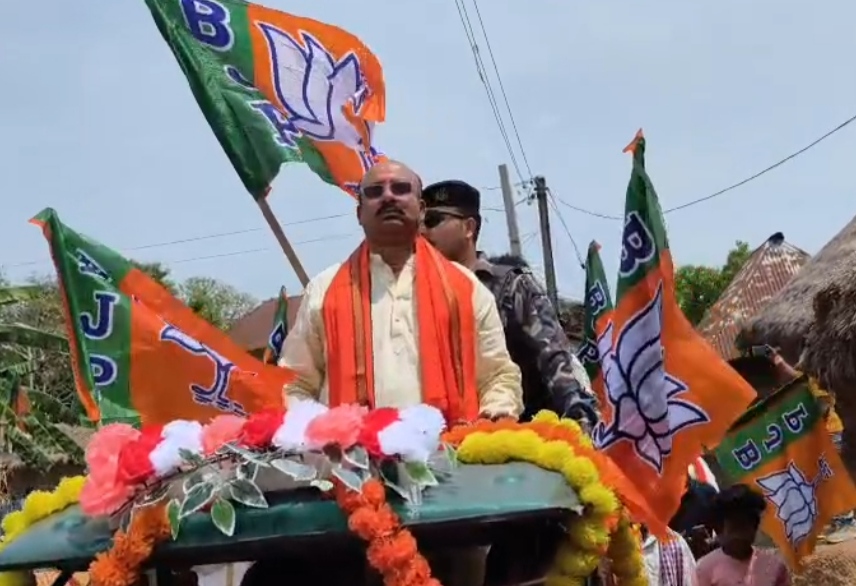 প্রচারের ময়দানে নতুনত্ব, টোটোতে চেপে জনসংযোগ বিজেপি প্রার্থীর