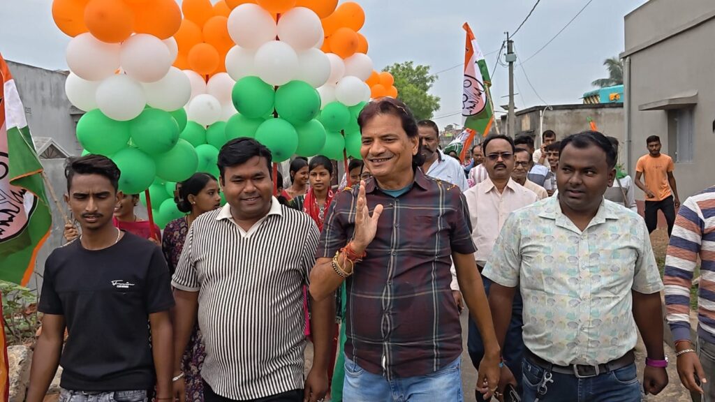 গ্রামাঞ্চলে জনজোয়ার, বারাবনিতে জোরকদমে নির্বাচনী প্রচার সারলেন তৃণমূল প্রার্থী বিধান উপাধ্যায়