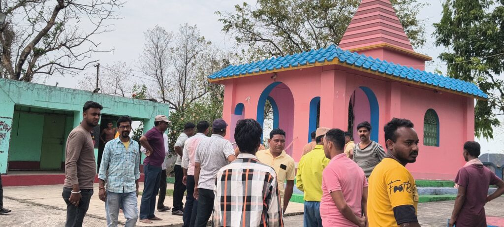 লহাট কালী মন্দিরের সামনে ফের ভয়াবহ ধস, পুনর্বাসনের দাবিতে ডাবর কলিয়ারী এর উৎপাদন ও পরিবহণ বন্ধ করে বিক্ষোভ স্থানীয়দের