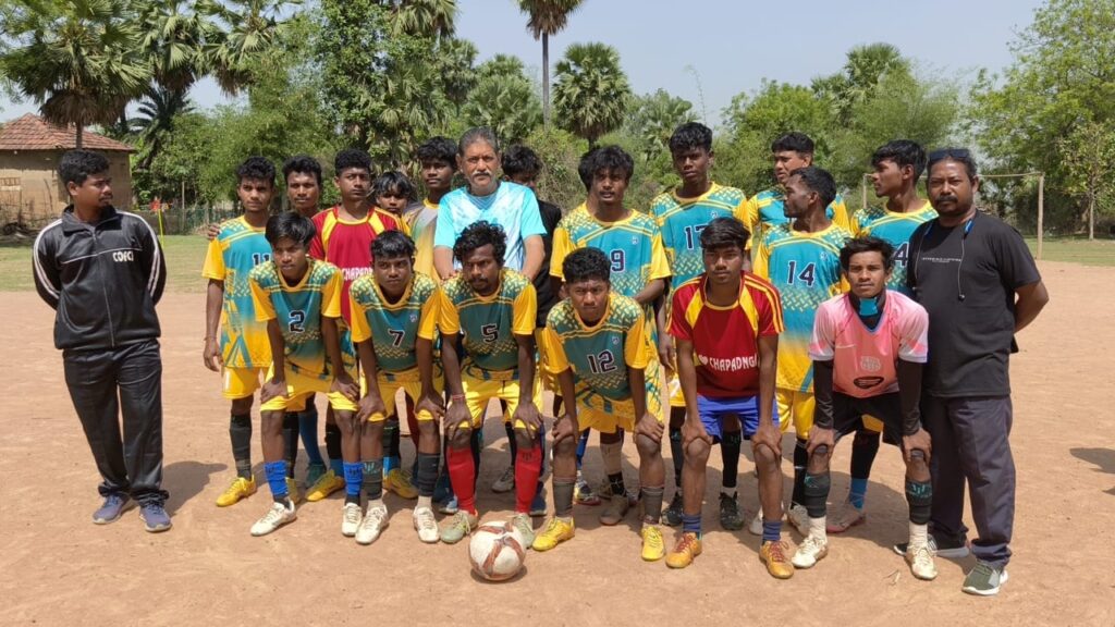 ভোটের প্রচারে ভিন্ন রঙ—ফুটবল মাঠে নেমে জনসংযোগে পাণ্ডবেশ্বরের প্রার্থী নরেন্দ্রনাথ চক্রবর্তী