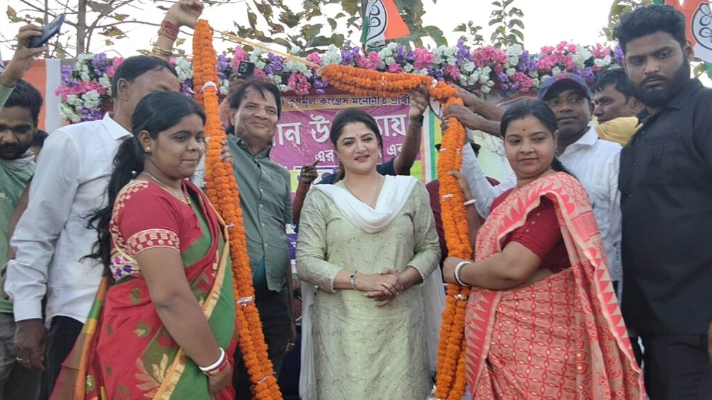 তৃণমূল কংগ্রেস প্রার্থী বিধান উপাধ্যায়- এর সমর্থনে প্রচারে অভিনেত্রী শ্রাবন্তী চট্টোপাধ্যায়