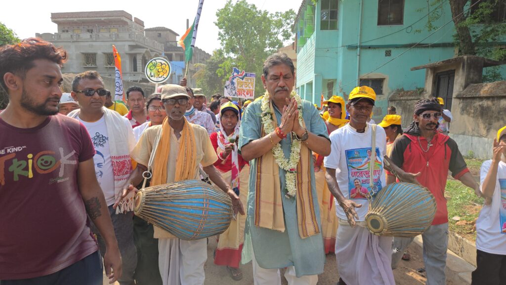 চড়া রোদেও ‘হোমগ্রাউন্ডে’ একাই মাঠ কাঁপাচ্ছেন তৃণমূল প্রার্থী, পাণ্ডবেশ্বরে নরেন্দ্রনাথ