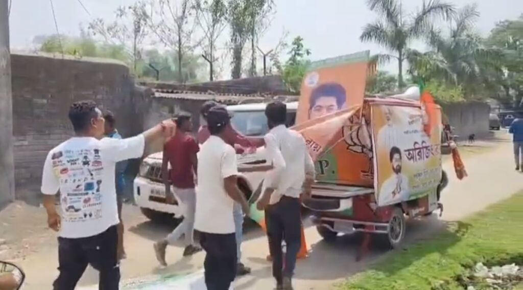পাঁচগাছিয়ায় বিজেপির প্রচার গাড়ীতে ব্যানার ছেঁড়া নিয়ে অশান্তি