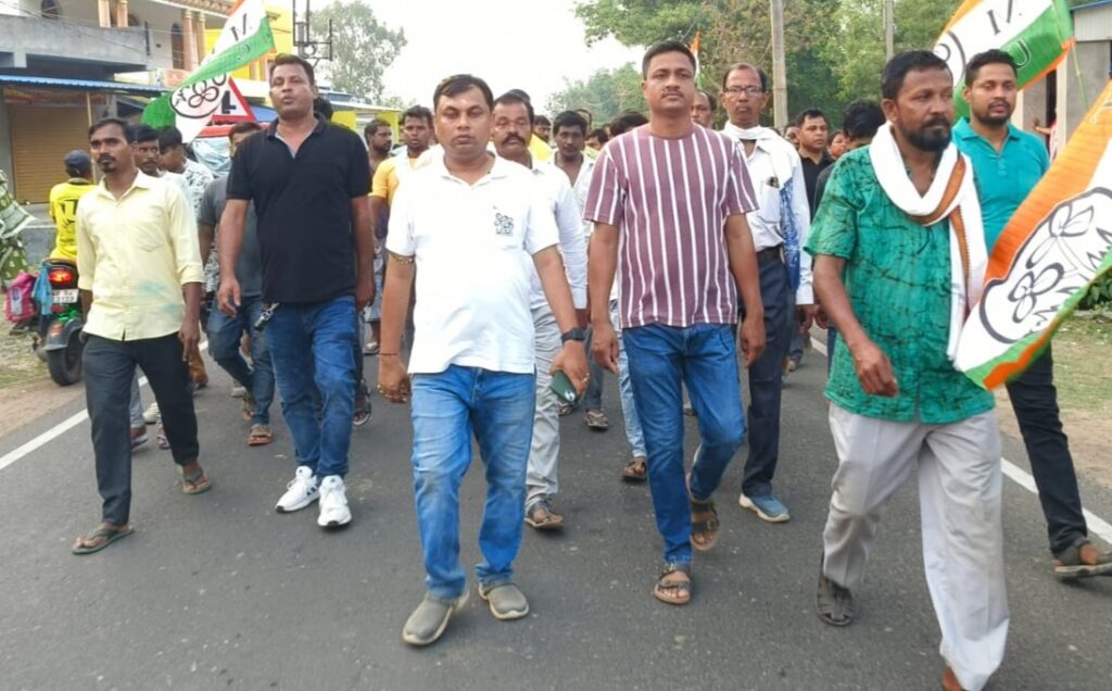 আউসগ্রামে দলীয় প্রার্থীর সমর্থনে তৃণমূলের মেগা পদযাত্রা