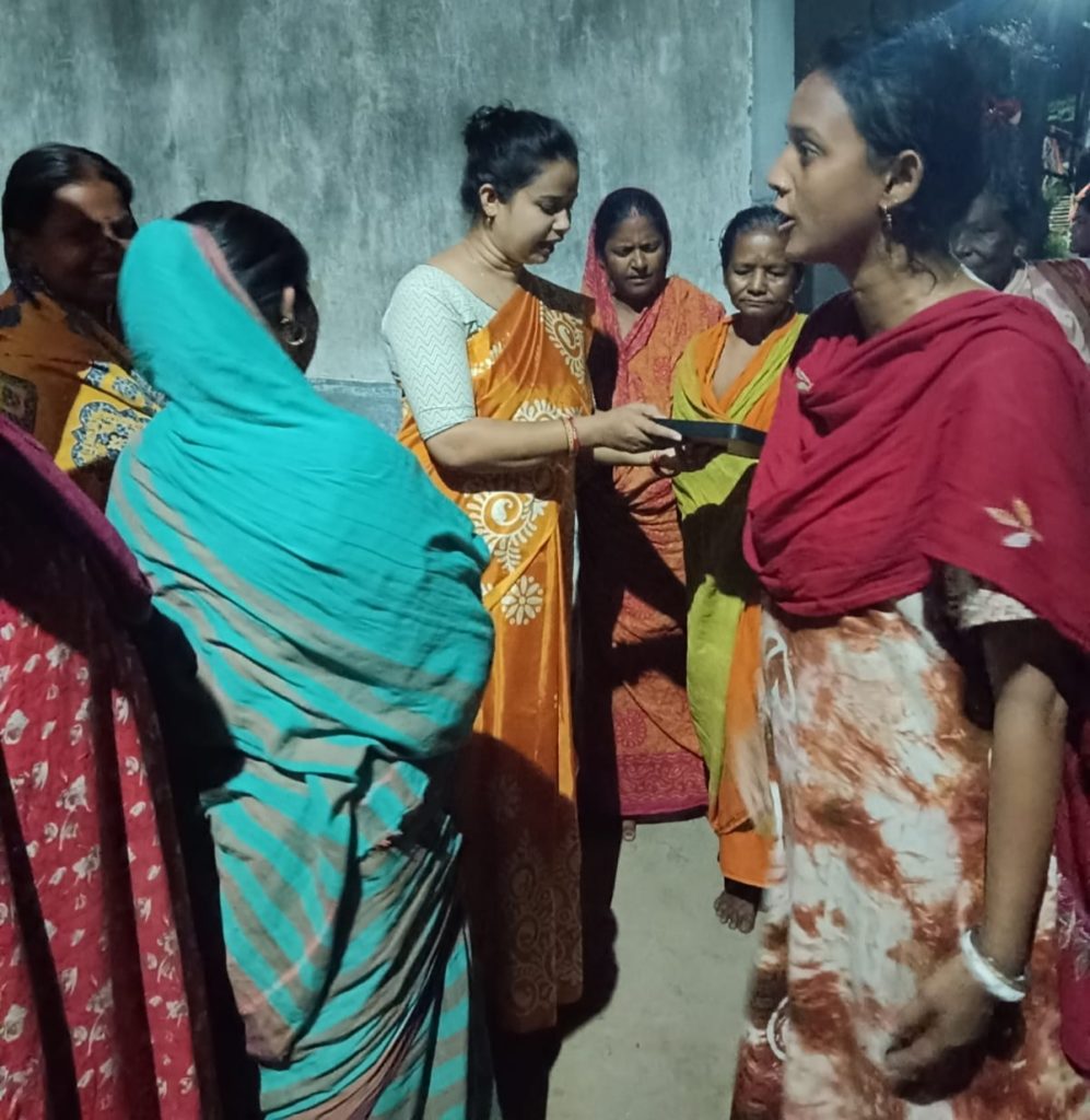 নকল ইভিএম নিয়ে প্রচারে তৃণমূল কাউন্সিলার