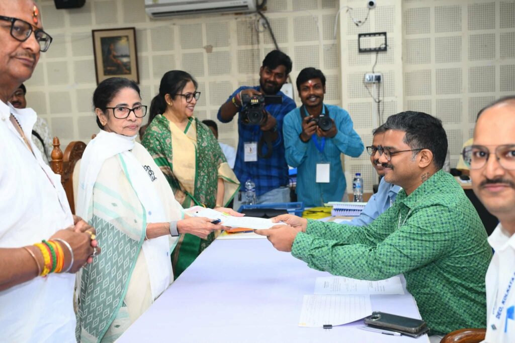 মনোনয়ন জমা দিলেন মমতা বন্দ্যোপাধ্যায়