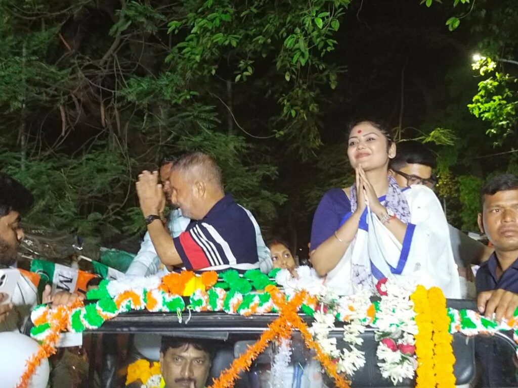 বার্নপুরে তাপস ব্যানার্জীর সমর্থনে সাংসদ সায়নী ঘোষ- ‘এর মেগা রোড-শো, জনতার ঢল