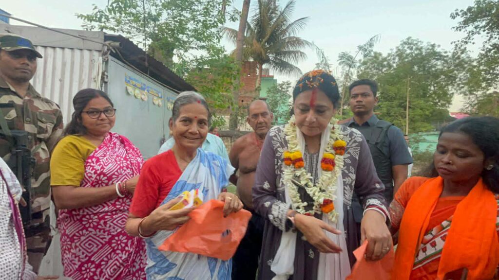 অগ্নিমিত্রার ‘ঘরোয়া’ রাজনীতি: সিঁদুর-আলতায় মহিলাদের মন জয়ের চেষ্টা