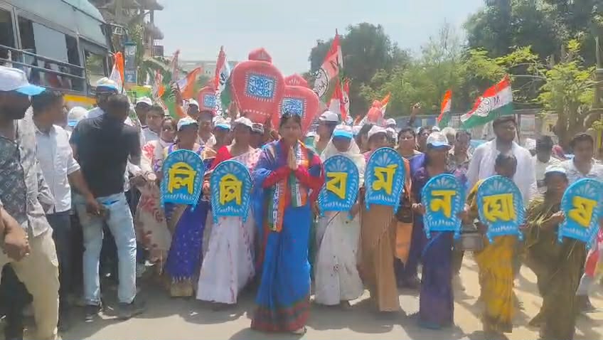 র‍্যালির করে নমিনেশন দাখিল করলেন তৃণমূল কংগ্রেসের প্রার্থী লিপিকা বর্মন ঘোষ