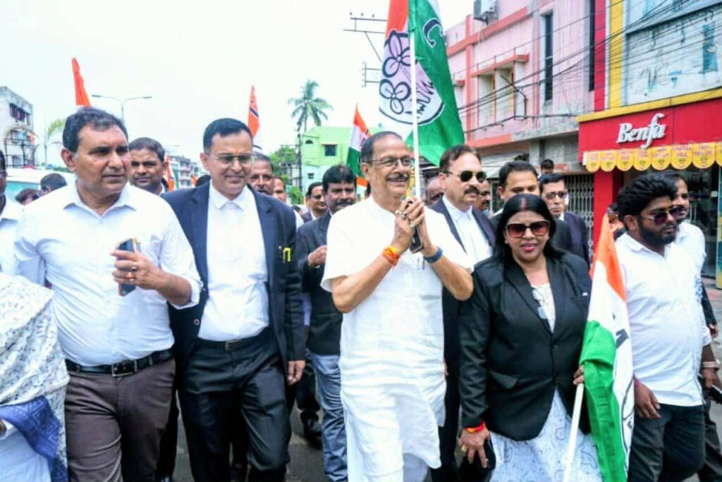 মলয় ঘটককে বিপুল ভোটে জেতানোর ডাক: আসানসোলে আইনজীবীদের মেগা মিছিল